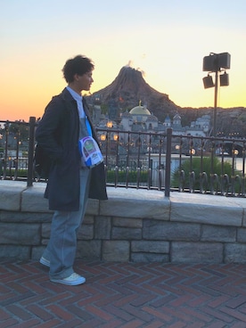 「disney」｜「アイテム（ステンカラーコート）」を使った、けちゃむずさん（メンズ・179cm）の春コーディネート