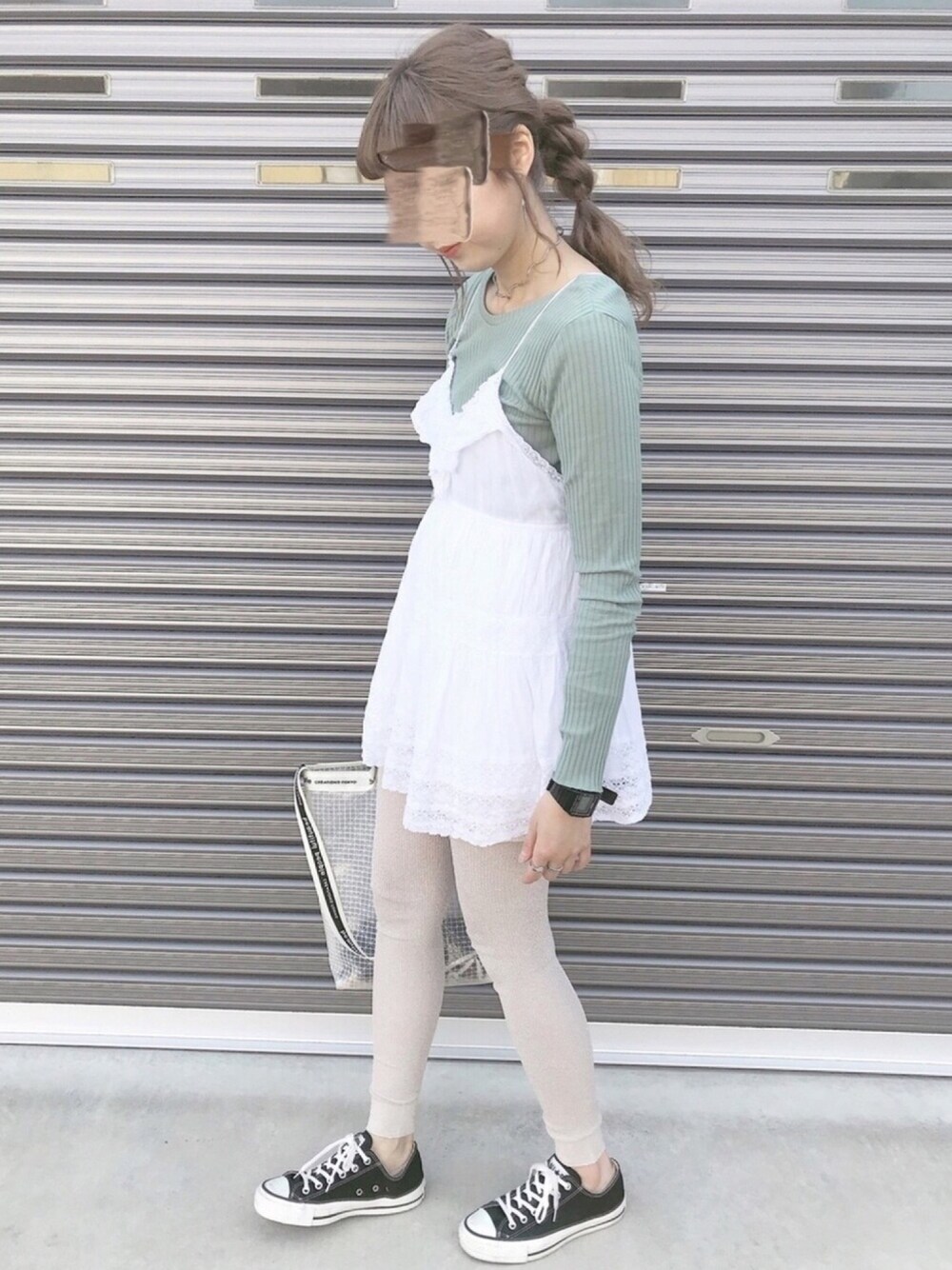 「春コーデ、converse、グリーン、レース、キャミワンピ、ラメレギンス、Another Edition」｜「FREAK'S STOREの2WAYリブカットソー（Tシャツ/カットソー、グリーン系）」を使った、CHiiiさん（レディース・163cm）の春コーディネートの1枚目の写真