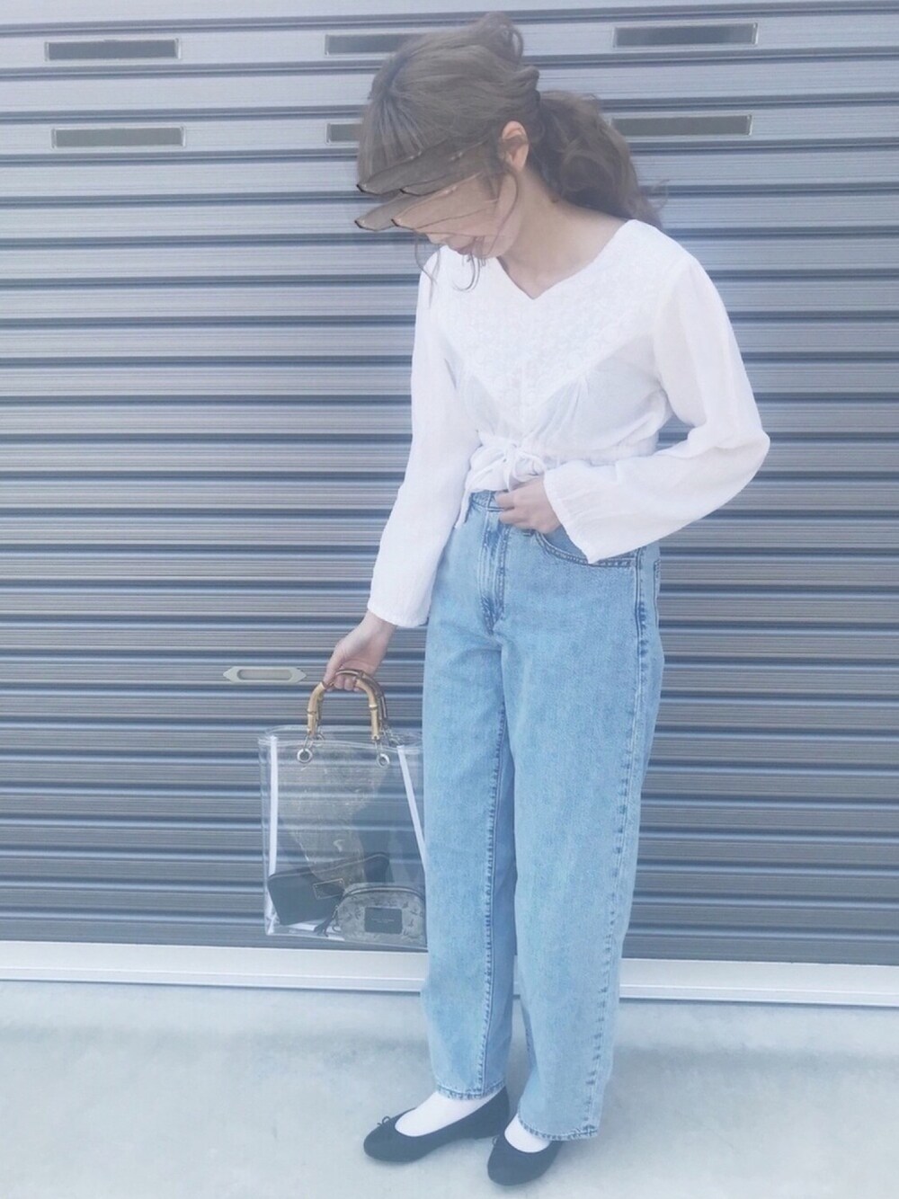 「ブラウス、デニム、レーストップス、デニムパンツ、Levi's、used、vintage、シンプル」｜「FREAK'S STOREのバンブークリアトートバッグ（トートバッグ、その他）」を使った、CHiiiさん（レディース・163cm）の春コーディネートの1枚目の写真