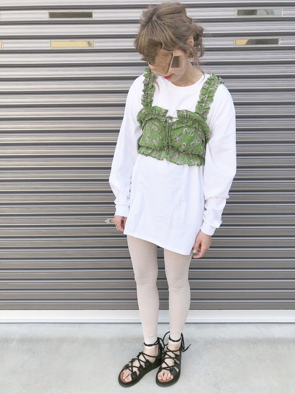 「ビッグT、ビスチェ、花柄、サンダル、レギンス、ラメレギンス」｜「mysticのHanesビッグロングT（Tシャツ/カットソー、ホワイト系）」を使った、CHiiiさん（レディース・163cm）の春コーディネートの1枚目の写真
