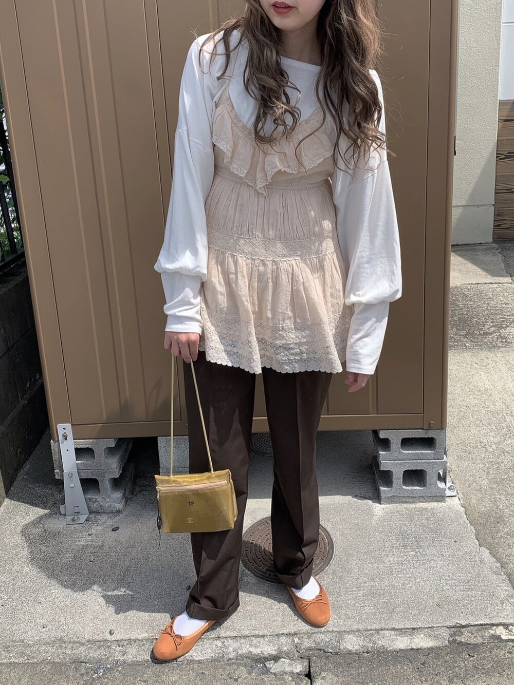 「ベージュ、レース、スラックス、バレエシューズ、リバーレース、センタープレスパンツ」｜「ChicoのラメワンショルボリュームロンＴ（Tシャツ/カットソー、ホワイト系）」を使った、CHiiiさん（レディース・163cm）の春コーディネートの1枚目の写真