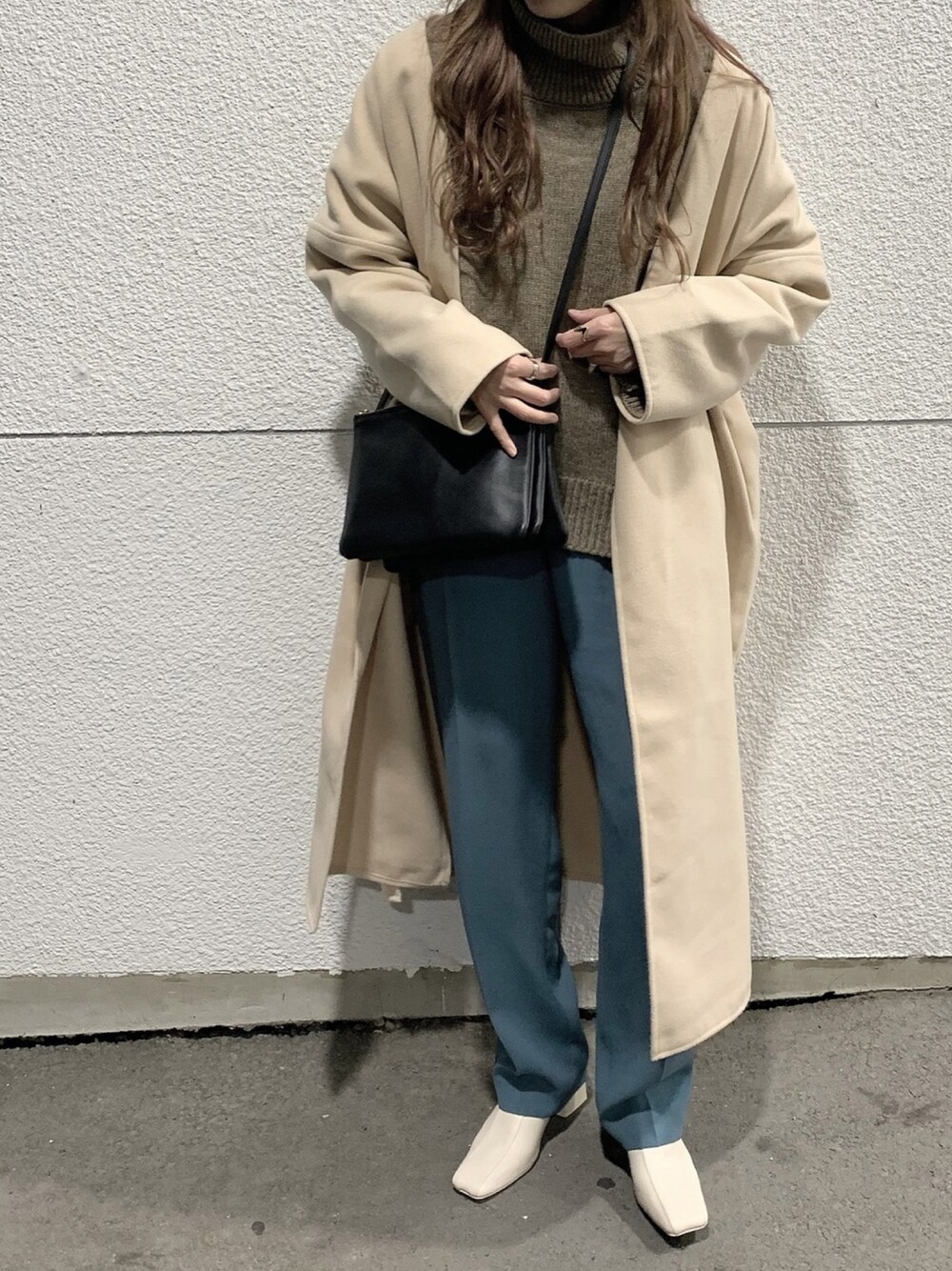 「オトナカジュアル、パンツスタイル、着回しコーデ、ショートブーツ、タートルネック、スラックス」｜「ＡＮＤＪのバックスリットオーバーサイズタートルニット（ニット/セーター、ブラウン系）」を使った、CHiiiさん（レディース・163cm）の冬コーディネートの1枚目の写真