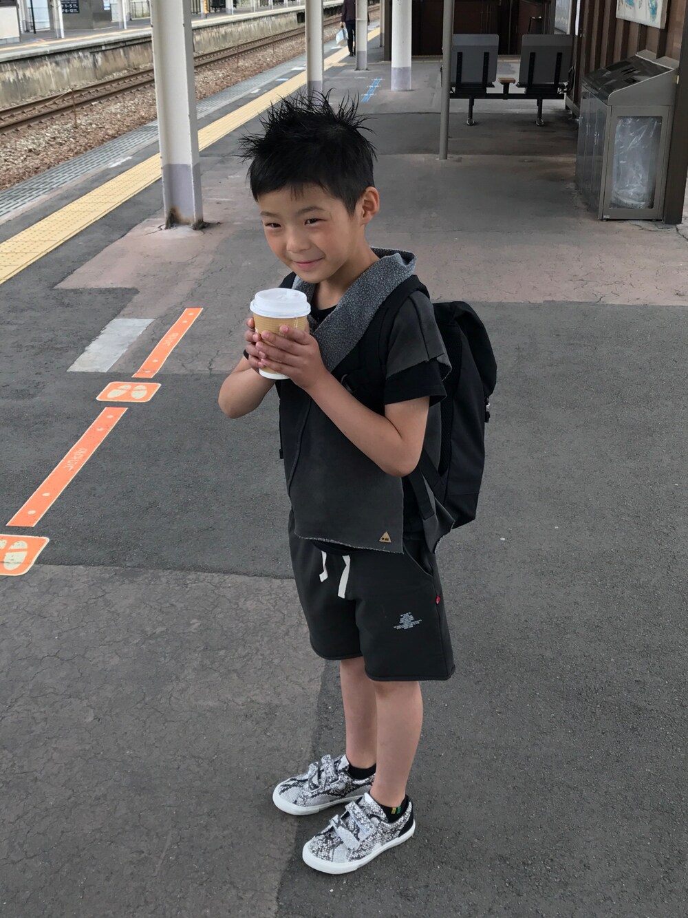 「男の子コーデ、ブラック、6歳」｜「オマミミニのアイテム（Tシャツ/カットソー、グレー系）」を使った、あやたまさん（キッズ・123cm）の春コーディネートの1枚目の写真