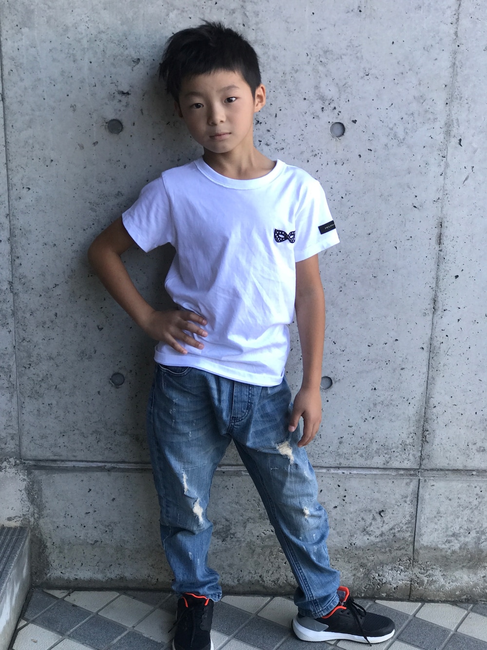 「白Tシャツ、ARCH&LINE、アディダス、7歳、男の子」｜「SUPERTHANKSのアイテム（Tシャツ/カットソー、ホワイト系）」を使った、あやたまさん（キッズ・128cm）の秋コーディネートの1枚目の写真