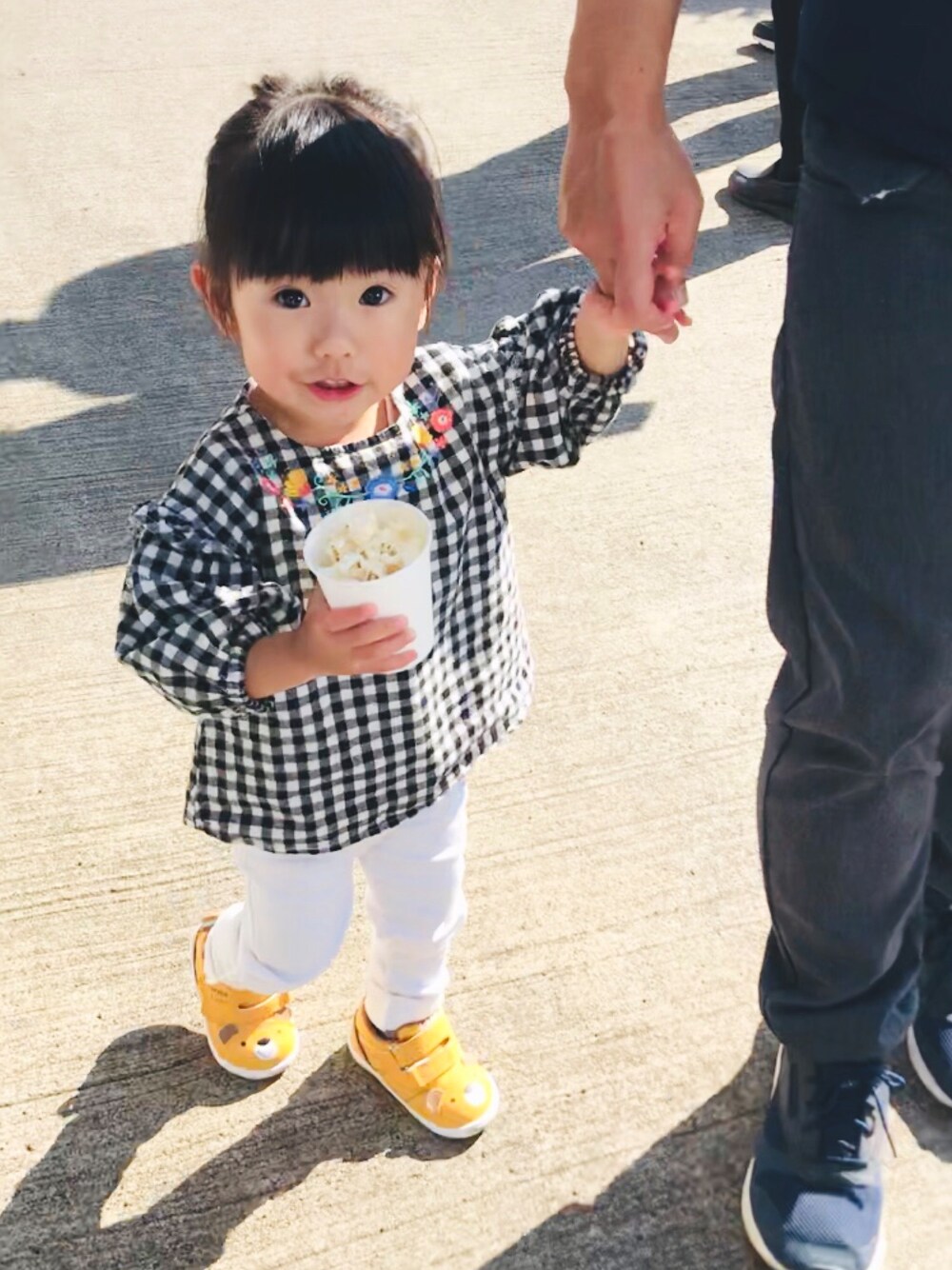 「秋のコーデ、チェック、スニーカー」｜「Birthdayのアイテム（シャツ/ブラウス、ブラック系）」を使った、かおりさん（レディース・90cm）の秋コーディネートの1枚目の写真