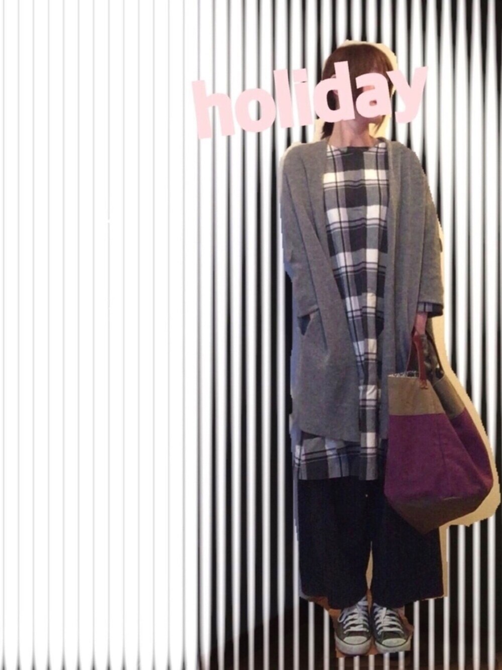 グレー系のカーディガン/ボレロ、グレー系のワンピース、ブラック系のその他パンツを着用したレディースの冬コーディネートの1枚目の写真