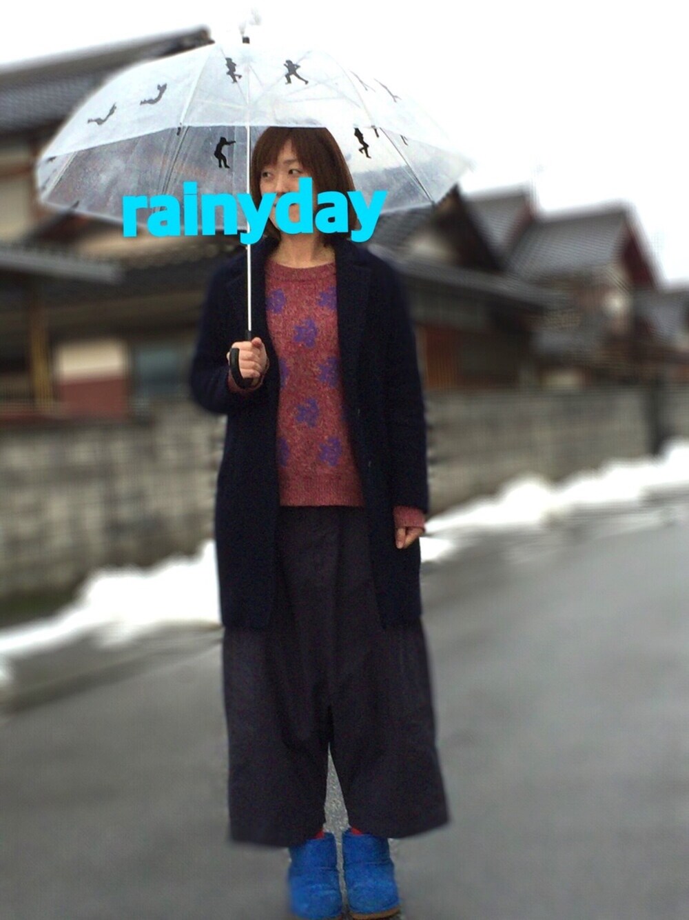 レッド系のニット/セーター、ブルー系のジャケット/アウター、ブルー系のその他パンツを着用したレディースの冬コーディネートの1枚目の写真