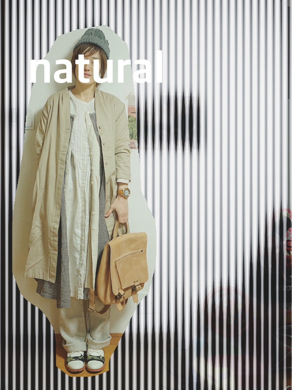 ベージュ系のその他アウター、ベージュ系のワンピース、ベージュ系のワンピースを着用したレディースの冬コーディネートの1枚目の写真