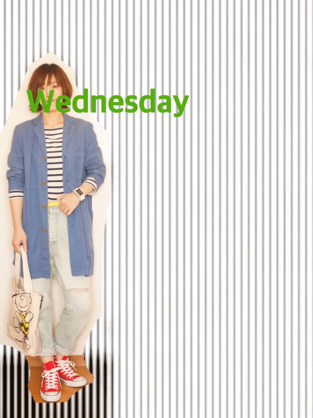 ホワイト系のTシャツ/カットソー、ブルー系のその他アウター、レッド系のスニーカーを着用したレディースの春コーディネートの1枚目の写真