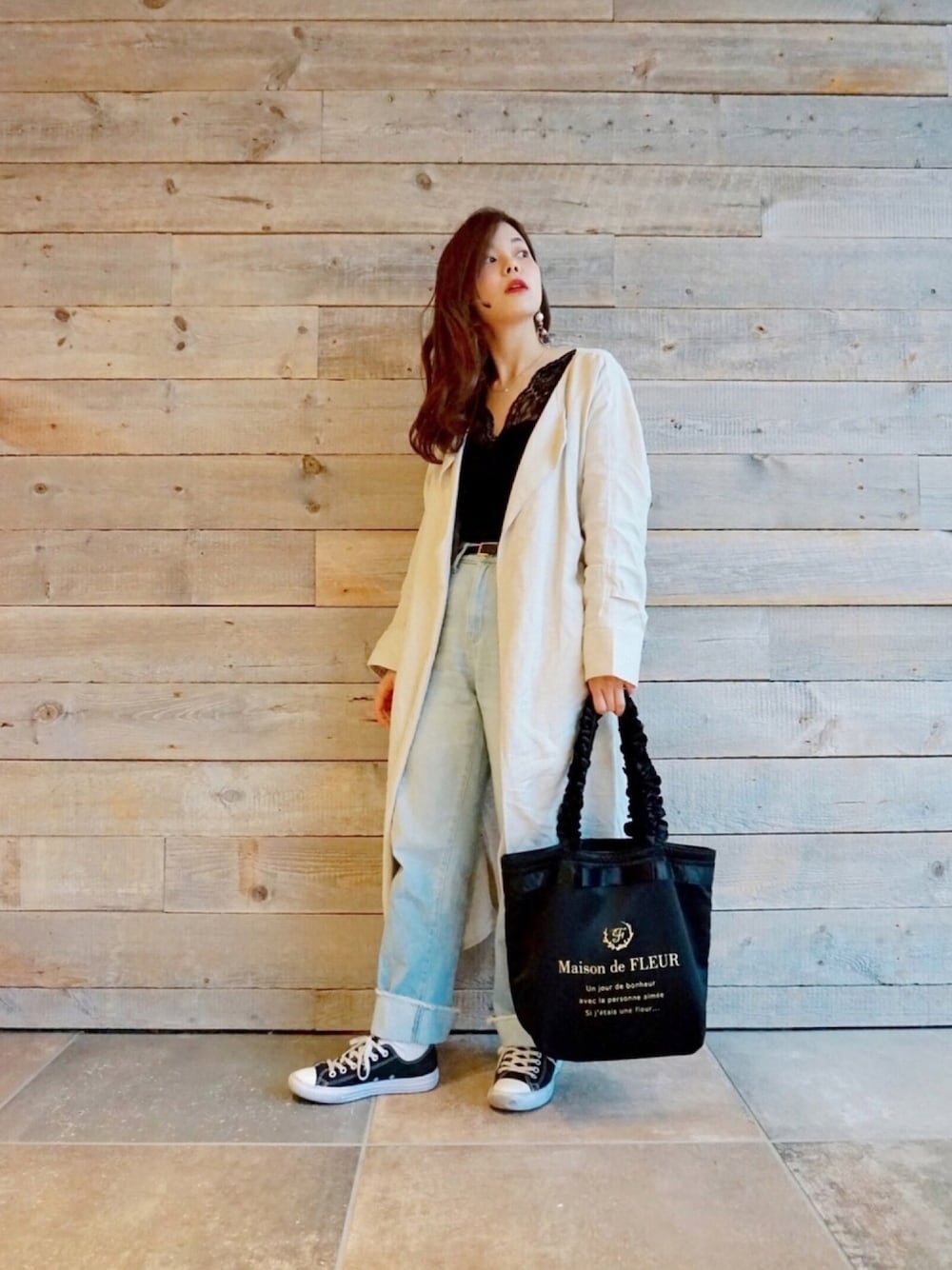 「Maison de FLEUR 、メゾンドフルール、カジュアルコーデ、ゆるコーデ、トートバッグ、きれいめカジュアル」｜「Maison de FLEURのブランドロゴフリルハンドルトートMバッグ（トートバッグ、ブラック系）」を使った、ｎａｍｉさん（レディース・153cm）の春コーディネートの1枚目の写真