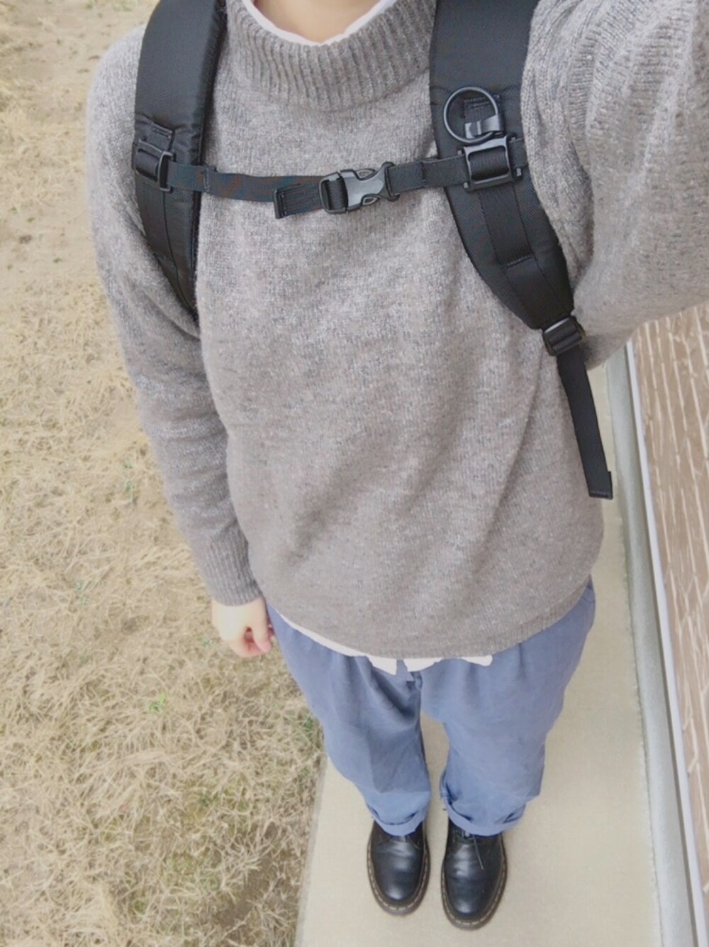 「黒リュック、ハイネックニット、白シャツ、重ね着、Dr.Martens、ゆるコーデ、休日スタイル」｜「UNIQLOのアイテム（ニット/セーター、ブラウン系）」を使った、台さん（レディース・160cm）の春コーディネートの1枚目の写真