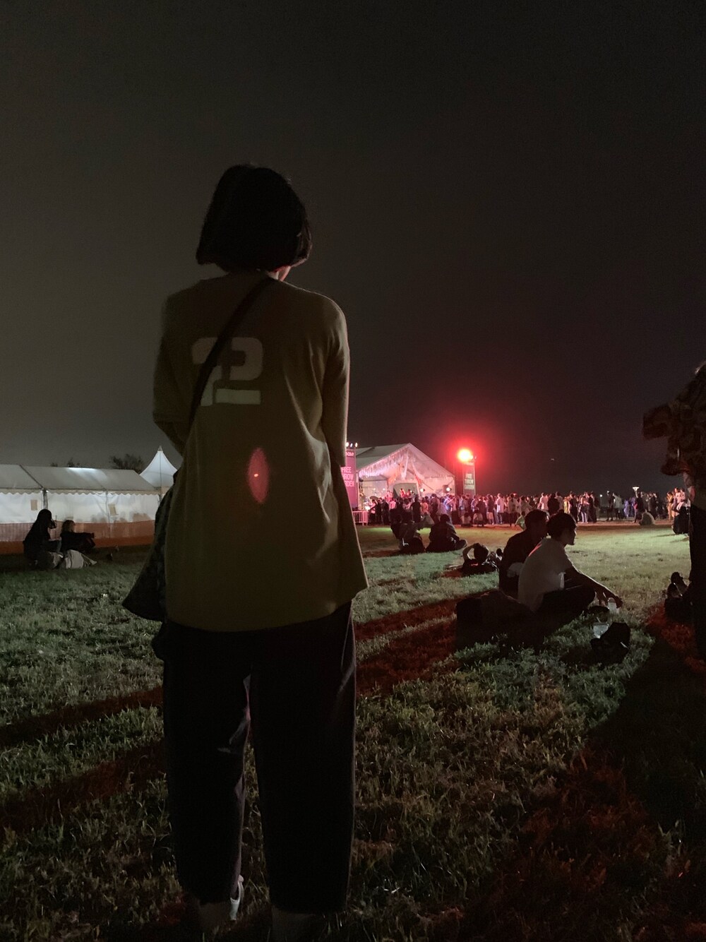 「フェスコーデ、バンドT、パジャマパンツ、サコッシュ、ラフ」｜「2のアイテム（Tシャツ/カットソー、ベージュ系）」を使った、台さん（レディース・160cm）の秋コーディネートの1枚目の写真