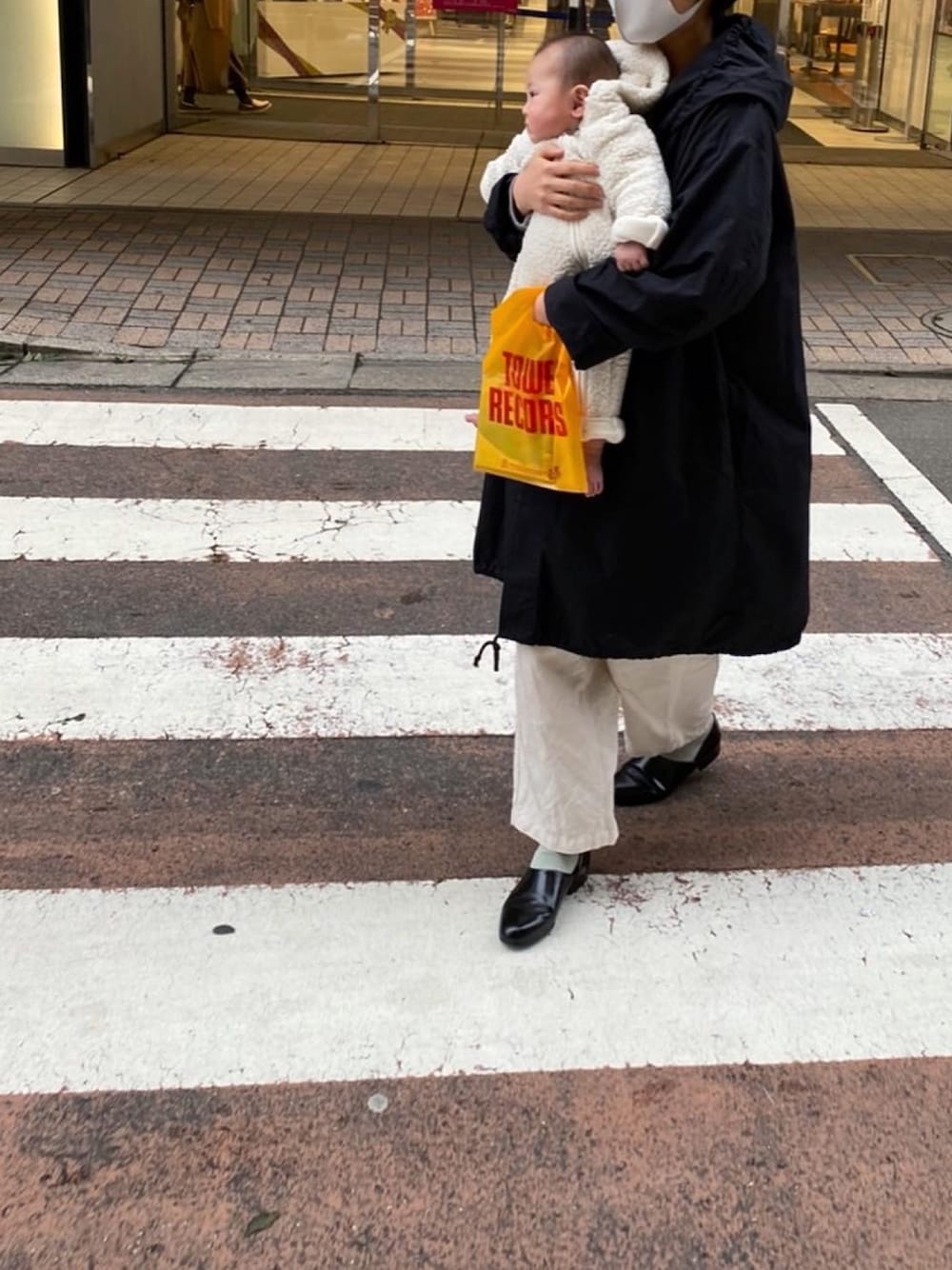 「スポックシューズ」｜「BASISBROEKのアイテム（ジャケット/アウター、ブラック系）」を使った、台さん（レディース・160cm）の冬コーディネートの1枚目の写真