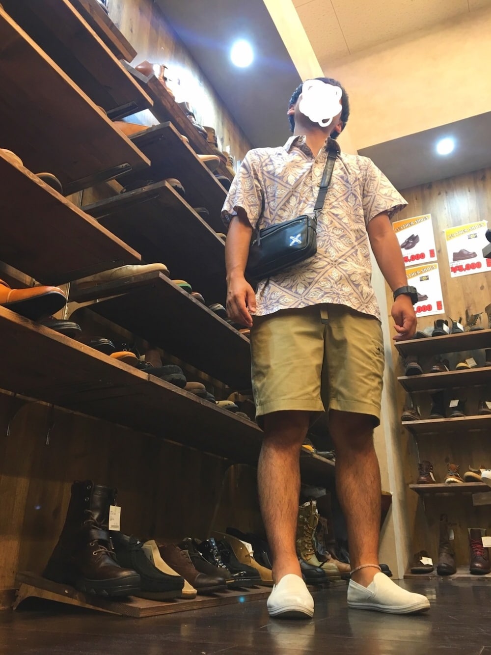 オレンジ系のシャツ/ブラウス、ブラック系のボディバッグ/ウエストポーチ、ベージュ系のその他パンツを着用したメンズの秋コーディネートの1枚目の写真