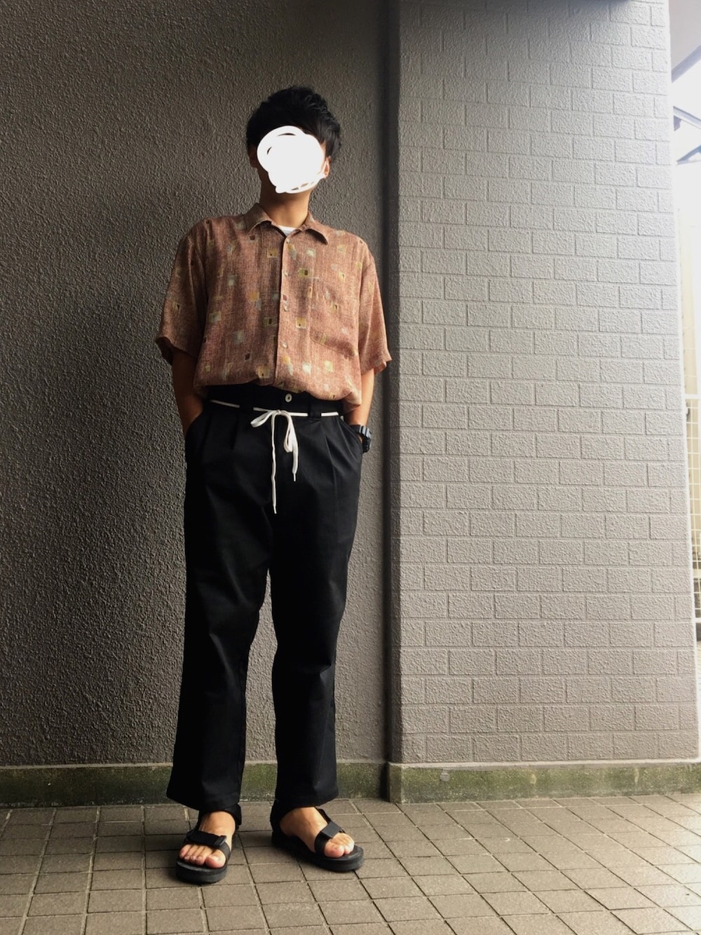 ブラウン系のシャツ/ブラウス、ホワイト系のTシャツ/カットソー、ブラック系のチノパンツを着用したメンズの秋コーディネートの1枚目の写真