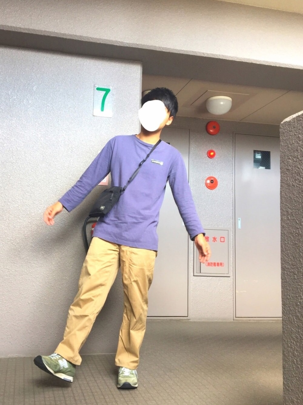 パープル系のTシャツ/カットソー、ブラック系のショルダーバッグ、ベージュ系のパンツを着用したメンズの秋コーディネートの1枚目の写真