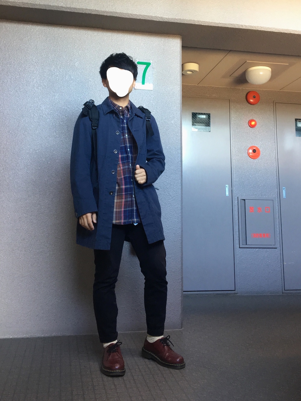 「秋冬コーデ、ステンカラーコート、チェックシャツ、チェック、ラルフローレン、黒スキニー、靴下チラ見せ、Dr.Martens、古着、低身長」｜「古着のアイテム（ステンカラーコート、ブルー系）」を使った、とーゆさん（メンズ・160cm）の冬コーディネートの1枚目の写真