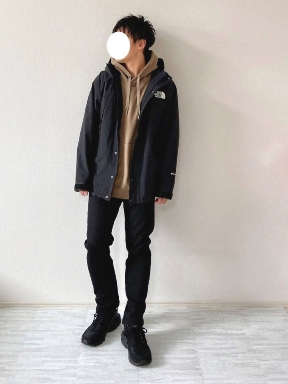 THE NORTH FACEのジャケット/アウターを使った「ベージュ×ブラック」の 