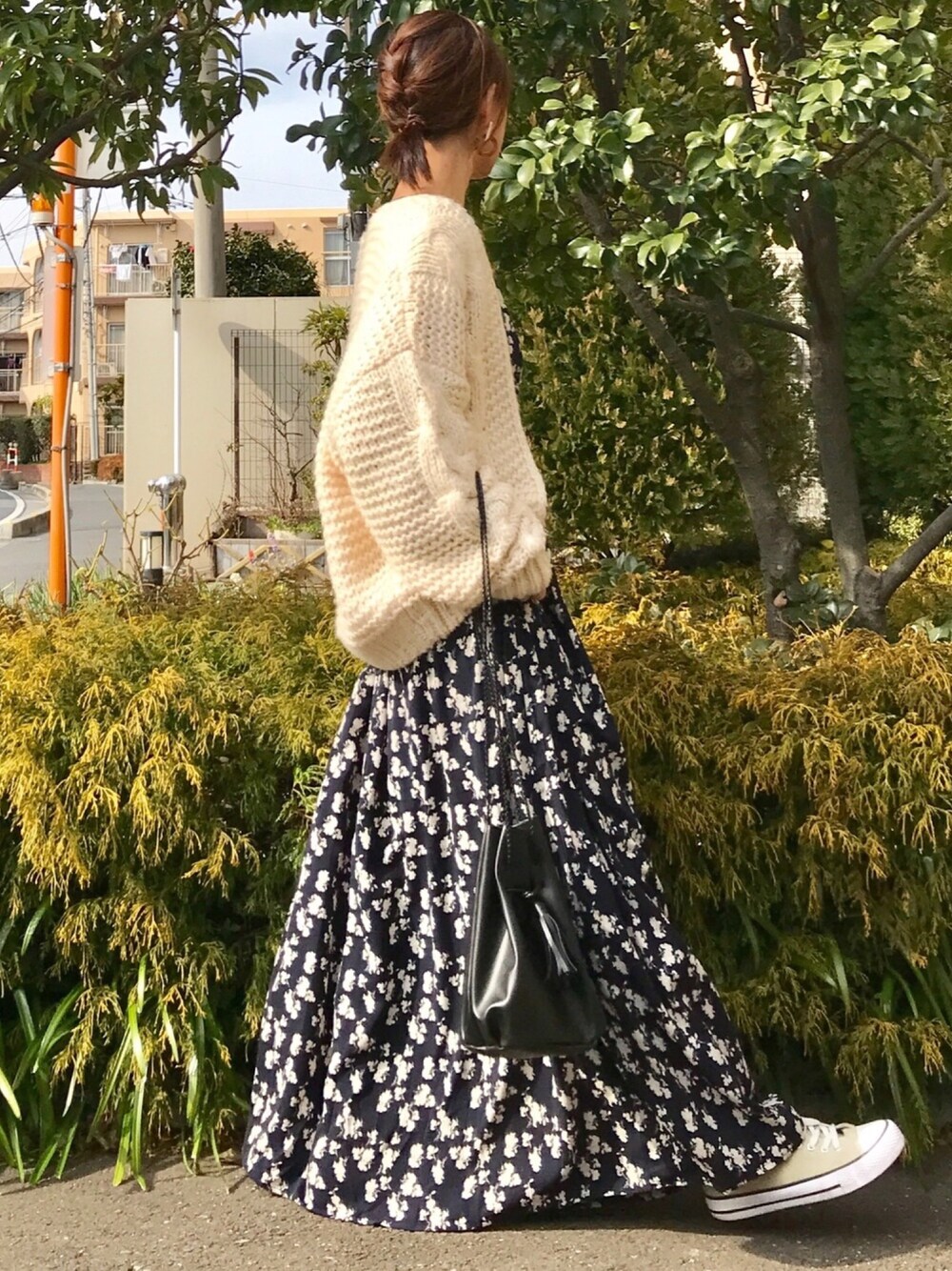 「プチプラコーデ、ゆるコーデ、春コーデ、ワンピース、マキシ丈ワンピース、花柄ワンピース、花柄、ボリューム袖、カーディガン、巾着バッグ」｜「coca（coca）のざっくり手編み風ロングスリーブニットカーディガン（カーディガン/ボレロ、ホワイト系）」を使った、ＫＲさん（レディース・159cm）の冬コーディネートの1枚目の写真
