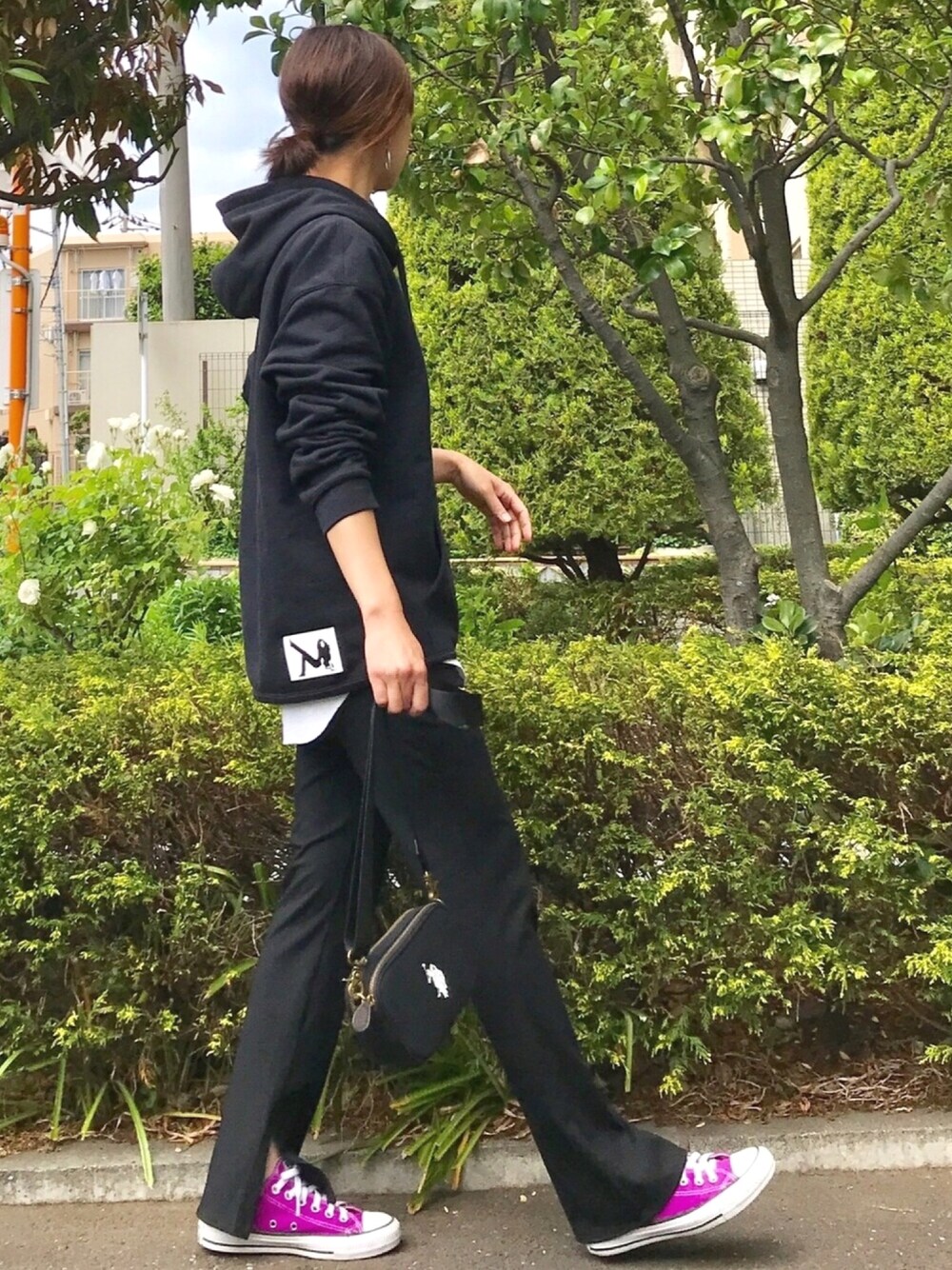 「カルバンクライン、ビッグシルエット、パーカー、スウェット、U.S.POLO ASSN.、シンプルコーデ、カジュアルコーデ、令和ピンクを纏え、オールブラック、converse」｜「Calvin Klein Jeansの【CALVIN KLEIN JEANS ESTABLISHED.1978】EST 1978 アイコン エンブロイダリー フーディ パーカー（パーカー、ブラック系）」を使った、ＫＲさん（レディース・159cm）の春コーディネートの1枚目の写真