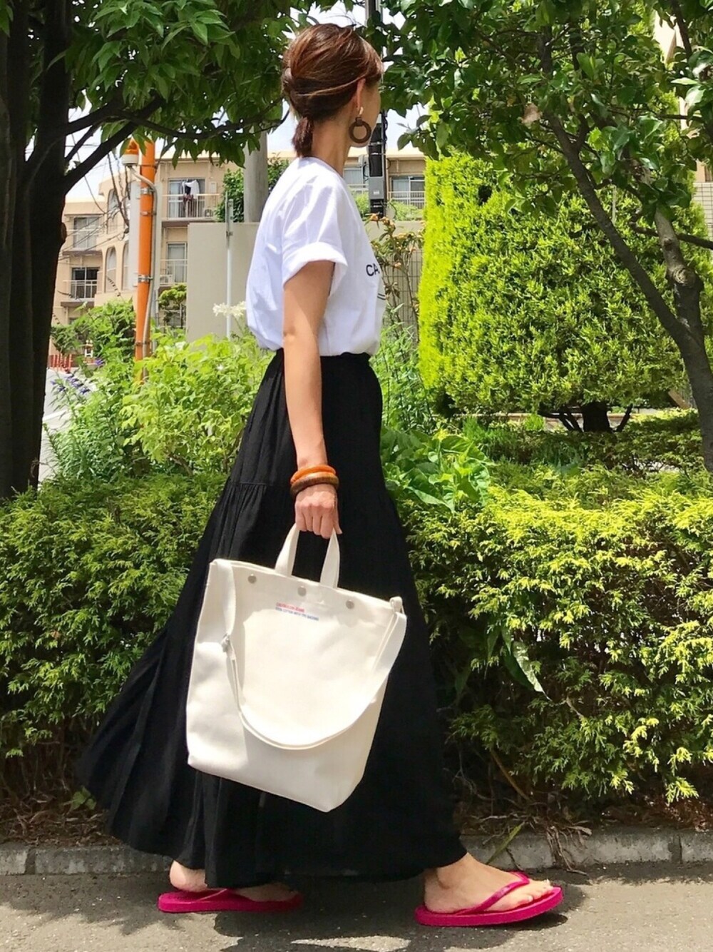 「カルバンクライン、ロゴT、Tシャツ、ロングスカート、マキシスカート、ビーチサンダル、トートバッグ、シンプルコーデ、ママコーデ、モノトーン」｜「Calvin Klein Jeansの【CALVIN KLEIN JEANS】ロゴ T シャツ（Tシャツ/カットソー、ホワイト系）」を使った、ＫＲさん（レディース・160cm）の夏コーディネートの1枚目の写真