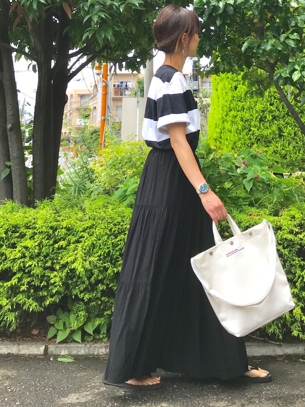 「カルバンクライン、モノトーン、オーバーサイズ、Tシャツ、ボーダートップス、マキシスカート、ビーチサンダル、トートバッグ、シンプルコーデ、ママコーデ」｜「Calvin Klein Jeansの【CALVIN KLEIN JEANS】ストライプ クルーネック T シャツ（Tシャツ/カットソー、ブラック系）」を使った、ＫＲさん（レディース・159cm）の夏コーディネートの1枚目の写真