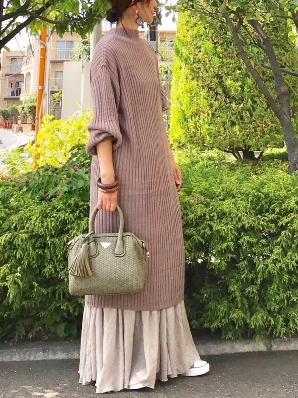 「Bou Jeloud、秋コーデ、大人コーデ、オトナカジュアル、レイヤードスタイル、ブラウンコーデ、ニットワンピース、マキシ丈スカート、ハンドバッグ、converse」｜「Bou Jeloudの≪2019AW先行予約≫【WEB限定】◆シンプルで着やすい◆ワイドリブパフ袖ニットワンピース（ワンピース、ブラウン系）」を使った、ＫＲさん（レディース・159cm）の秋コーディネートの1枚目の写真