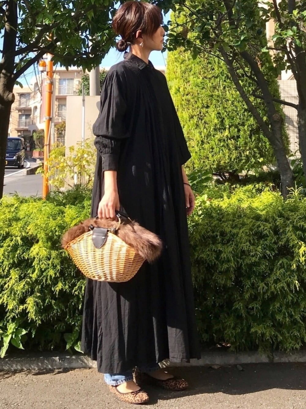 「anq.、オーダーメイドアクセサリー、オーダーメイド、アクセサリー、天然石、展示会、マキシ丈ワンピース、シャツワンピース、シンプルコーデ、かごバッグ」｜「anq.の【anq.】シルバー925　ダブルトライアングルモチーフ　3wayピアス（ピアス（両耳用）、シルバー系）」を使った、ＫＲさん（レディース・159cm）の秋コーディネートの1枚目の写真