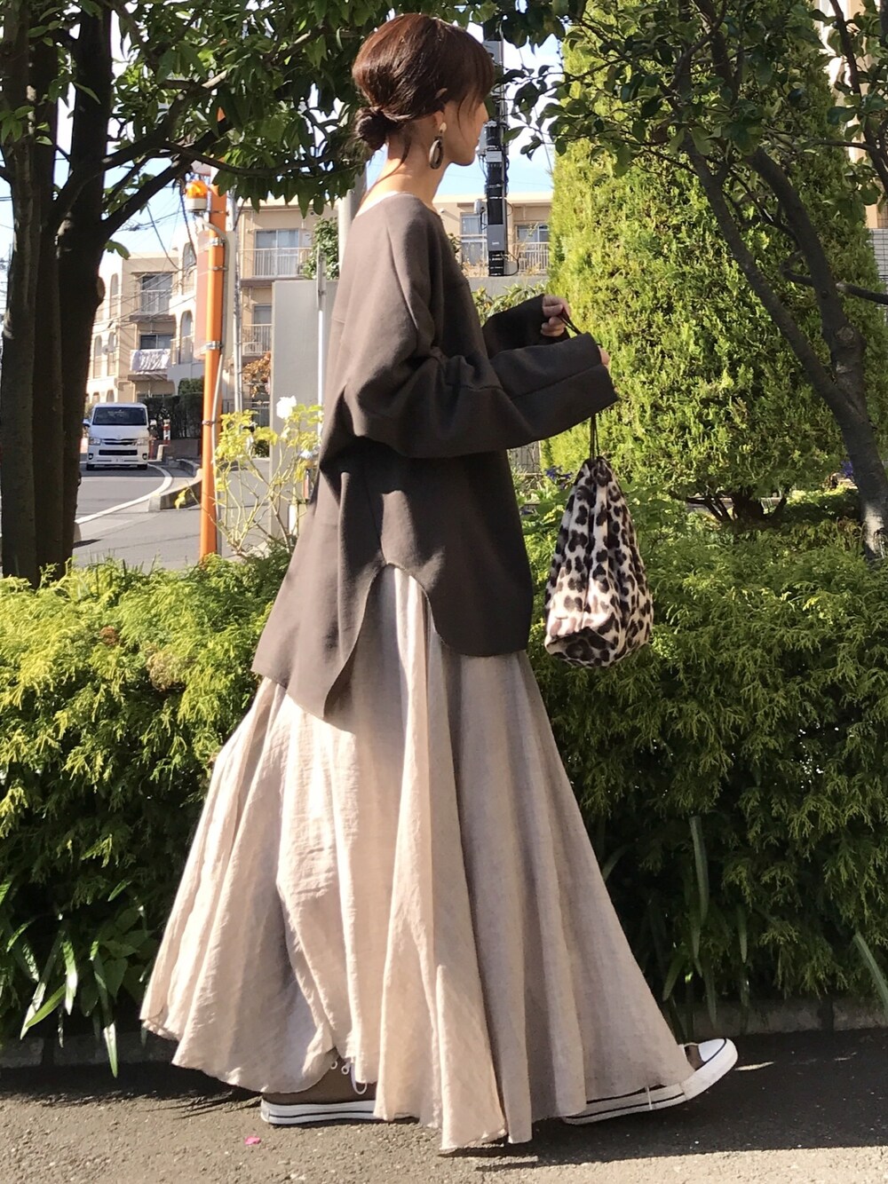 「インターファクトリー、オーバーサイズ、ビッグシルエット、カットソー、マキシスカート、ブラウンコーデ、ワントーンコーデ、ゆるコーデ、ママコーデ、プチプラコーデ」｜「INTER FACTORYのWEARISTA yukie × INTER FACTORY オーバーサイズロングスリーブカットソー（Tシャツ/カットソー、グレー系）」を使った、ＫＲさん（レディース・159cm）の冬コーディネートの1枚目の写真