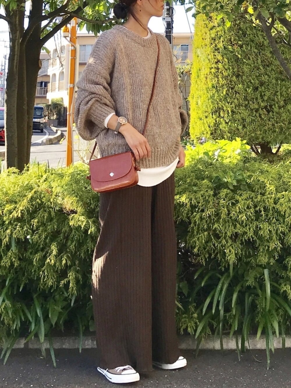 ブラウン系のニット/セーター、イエロー系のショルダーバッグ、ブラウン系のその他パンツを着用したレディースの冬コーディネートの1枚目の写真