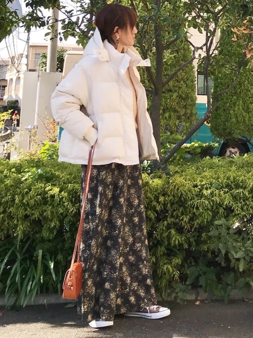 「Bou Jeloud、秋冬コーデ、大人カジュアル、大人コーデ、ディーホリック、ダウンジャケット、花柄スカート、マキシスカート、ショルダーバッグ、converse」｜「DHOLICの中綿ラグランジャンパー（その他アウター、ホワイト系）」を使った、ＫＲさん（レディース・159cm）の冬コーディネートの1枚目の写真