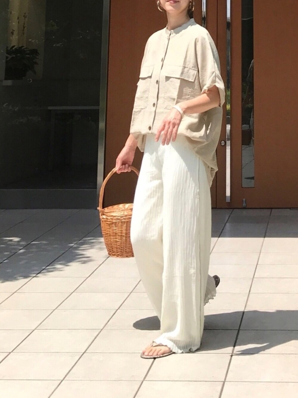 ベージュ系のシャツ/ブラウス、ホワイト系のその他パンツ、その他のビーチサンダルを着用したレディースの夏コーディネートの1枚目の写真