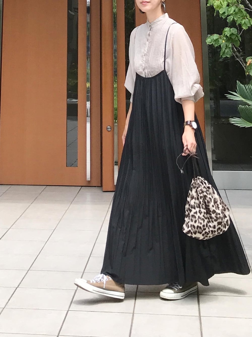 グレー系のシャツ/ブラウス、ブラック系のワンピース、その他のトートバッグを着用したレディースの夏コーディネートの1枚目の写真