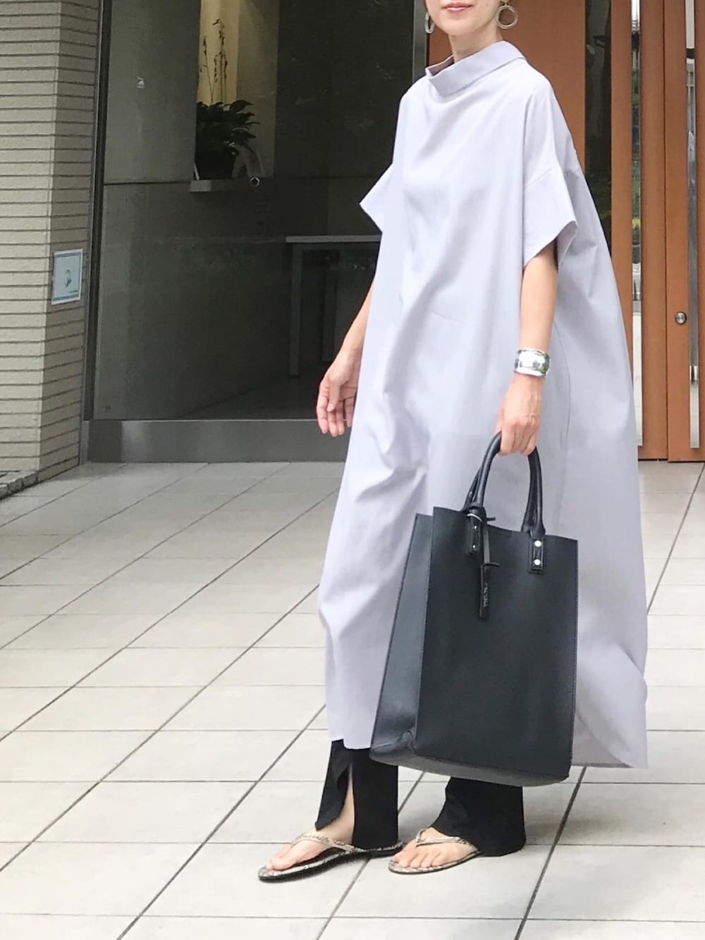 「ロングワンピース、リブパンツ、ビーチサンダル、トートバッグ、プチプラ、モノトーン、きれいめカジュアル、オーバーサイズ、ビッグシルエット」｜「Babの【WEB限定】ウェーブボタンロール衿変形ロングワンピース/バックデザインドレープワンピ（ワンピース、グレー系）」を使った、ＫＲさん（レディース・159cm）の夏コーディネートの1枚目の写真