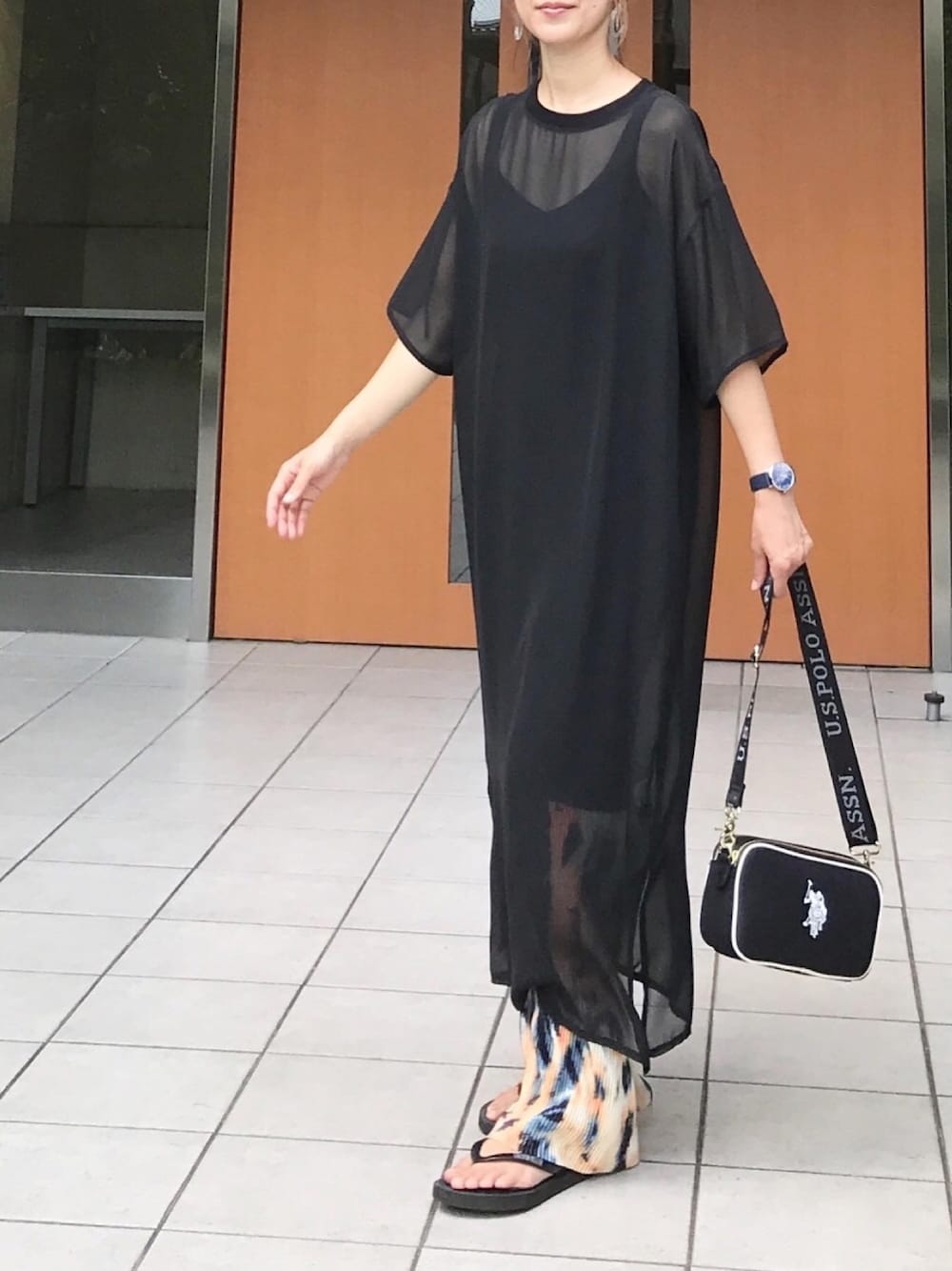 「レイヤードスタイル、プチプラ、シースルー、シアーワンピース、ロングワンピース、タイダイ柄、プリーツパンツ、ビーチサンダル、ショルダーバッグ、ブラックコーデ」｜「CORNERSのレオパードプリーツワイドパンツ（その他パンツ、その他）」を使った、ＫＲさん（レディース・159cm）の夏コーディネートの1枚目の写真
