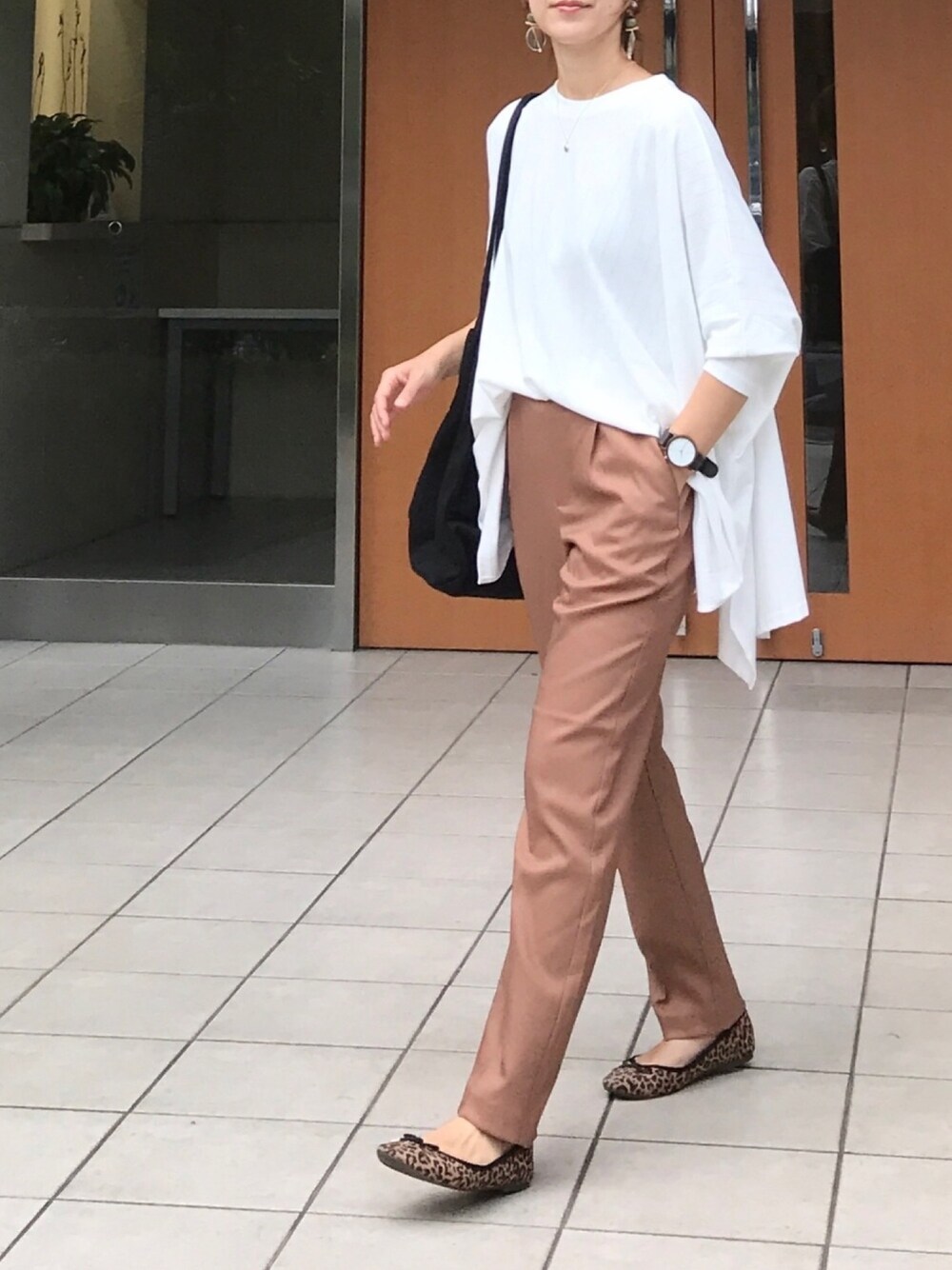 ホワイト系のTシャツ/カットソー、ブラウン系のその他パンツ、ブラック系のトートバッグを着用したレディースの夏コーディネートの1枚目の写真