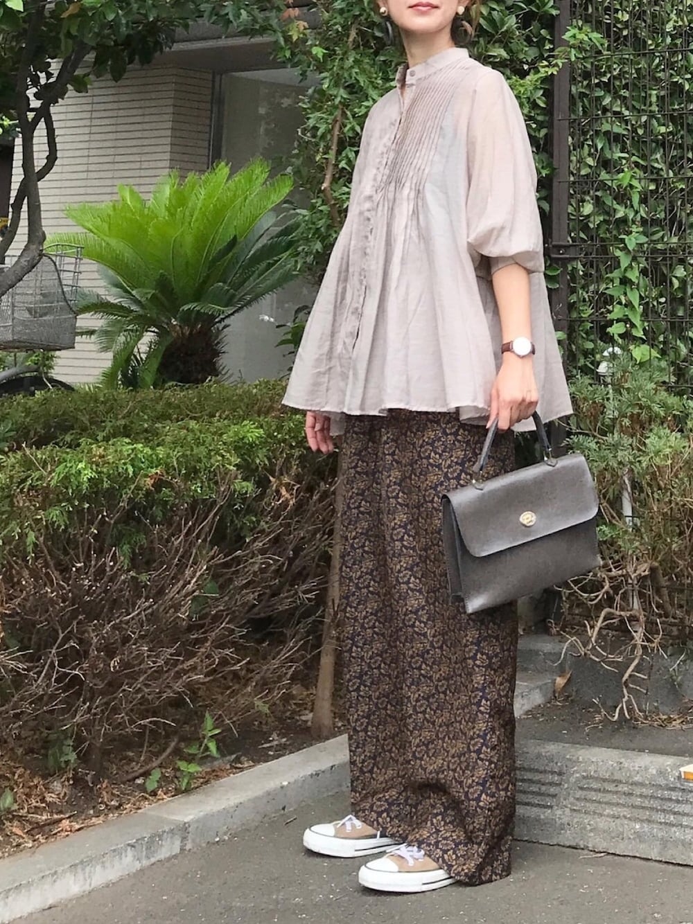 「ブラウンコーデ、ワントーンコーデ、秋コーデ、秋服準備はじめました、シースルー、ボリューム袖、オーバーサイズ、ワイドパンツ、柄パンツ、コンバース」｜「Libra CueのLibra ピンタックシアーブラウス（シャツ/ブラウス、グレー系）」を使った、ＫＲさん（レディース・159cm）の秋コーディネートの1枚目の写真