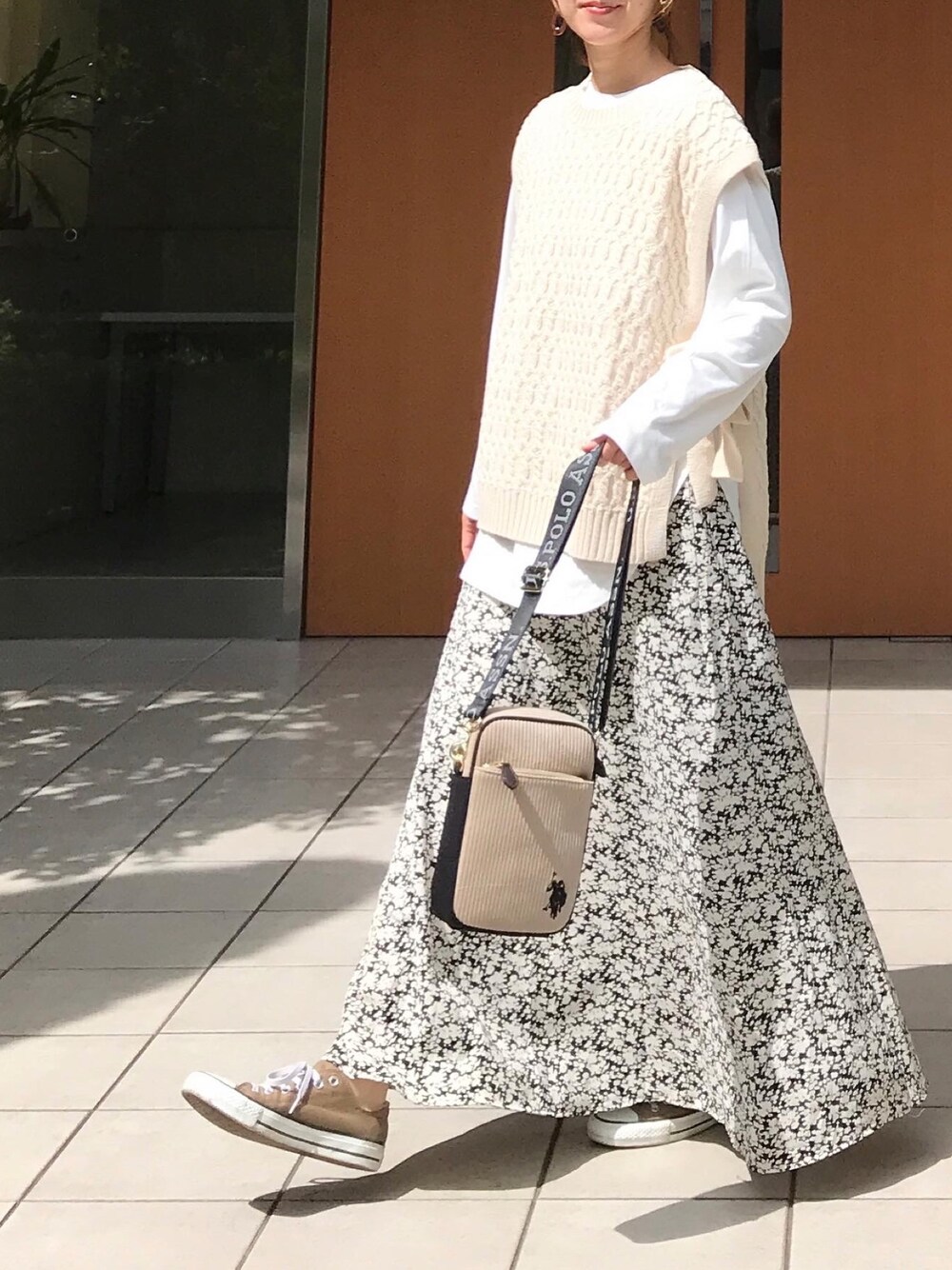 「秋コーデ、レイヤードスタイル、ベスト、ニットベスト、ロングスカート、花柄スカート、マキシスカート、コンバース、ショルダーバッグ、プチプラ」｜「Crispのツイストアランニットベスト[c1k2742]（ベスト、ホワイト系）」を使った、ＫＲさん（レディース・159cm）の秋コーディネートの1枚目の写真