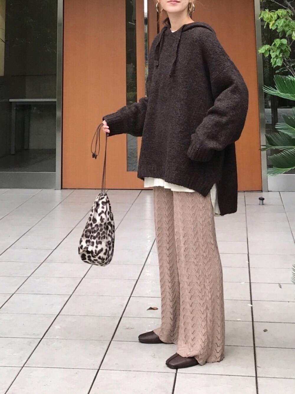 ブラウン系のニット/セーター、ブラウン系のその他パンツ、ブラウン系のパンプスを着用したレディースの秋コーディネートの1枚目の写真