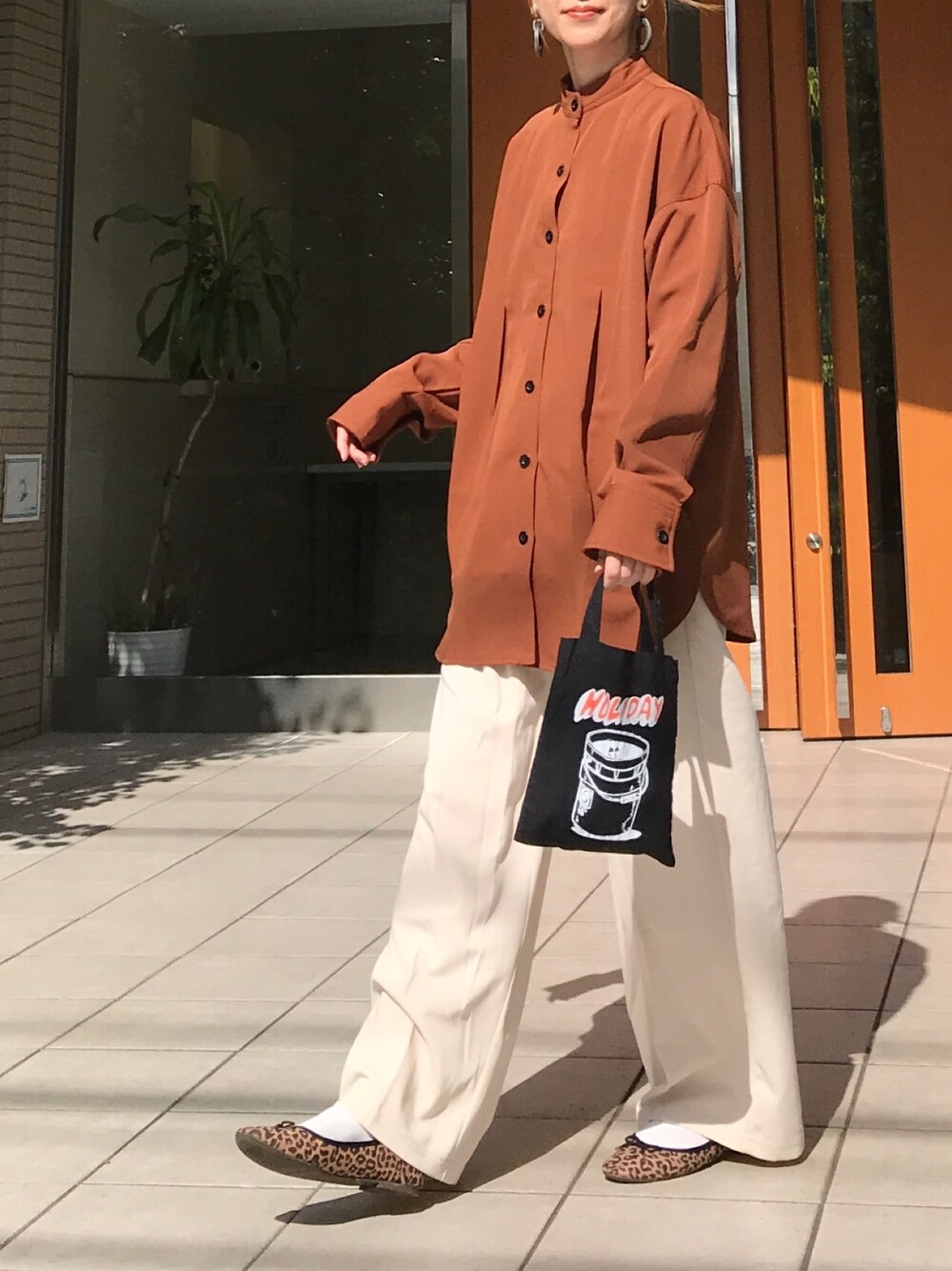「オレンジ、テラコッタ、バンドカラーシャツ、オーバーサイズ、ワイドパンツ、ゆるコーデ、プチプラ、バレエシューズ、レオパード、エコバッグ」｜「Aunt Marie'sのタックバンドカラーシャツジャケット 2020aw / AUNT MARIE'S（シャツ/ブラウス、ブラウン系）」を使った、ＫＲさん（レディース・159cm）の秋コーディネートの1枚目の写真