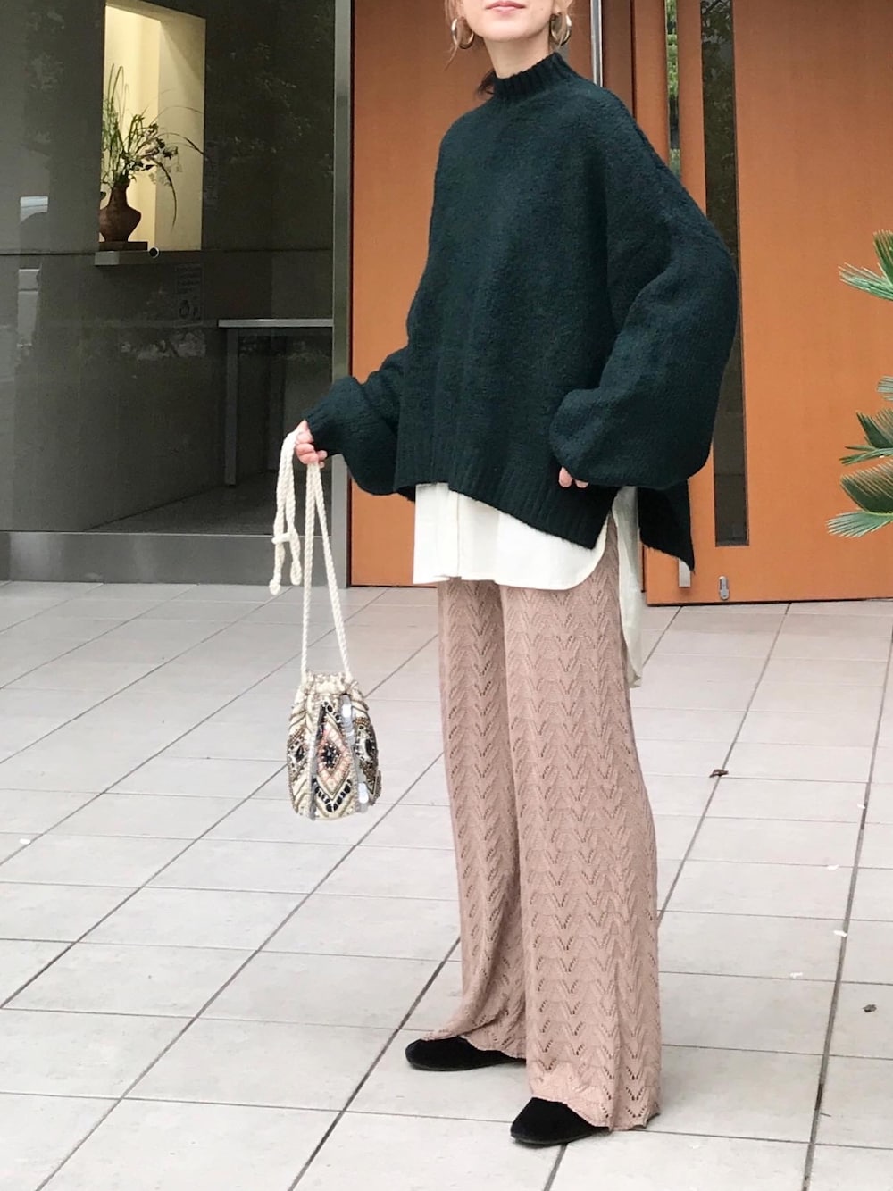 「グリーン、タートルネック、ボリューム袖、オーバーサイズ、ニットパンツ、フレアパンツ、レイヤードスタイル、巾着バッグ、きれいめカジュアル、ゆるコーデ」｜「CORNERSの【インフルエンサーKRさん×CORNERSコラボ】もちもちBIGオフタートルネックプルオーバー（ニット/セーター、グリーン系）」を使った、ＫＲさん（レディース・159cm）の秋コーディネートの1枚目の写真