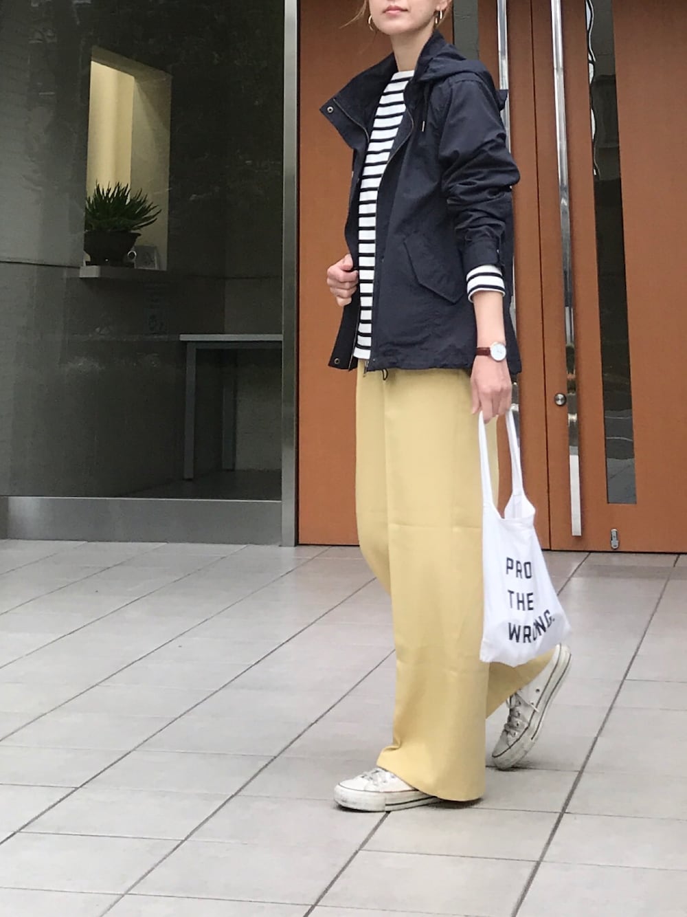 「春コーデ、シンプルコーデ、ママコーデ、大人カジュアル、春アウター、マウンテンパーカー、ボーダートップス、カラーパンツ、ワイドパンツ、コンバース」｜「URBAN RESEARCH Sonny Labelの抗菌・撥水マウンテンパーカー（マウンテンパーカー、ブルー系）」を使った、ＫＲさん（レディース・159cm）の春コーディネートの1枚目の写真