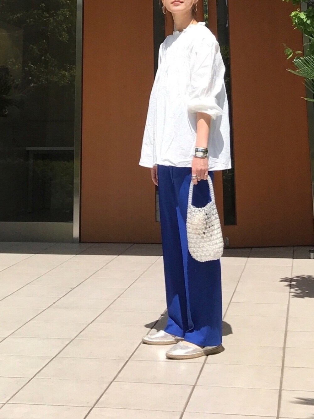 「主役はカラーパンツ、シンプルコーデ、春夏コーデ、プチプラ、きれいめカジュアル、白シャツ、カラーパンツ、ブルー、ビーズバッグ、エスパドリーユ」｜「Crisp yoursの【ZOZO限定】シャーリングフリルブラウス（シャツ/ブラウス、ホワイト系）」を使った、ＫＲさん（レディース・159cm）の春コーディネートの1枚目の写真