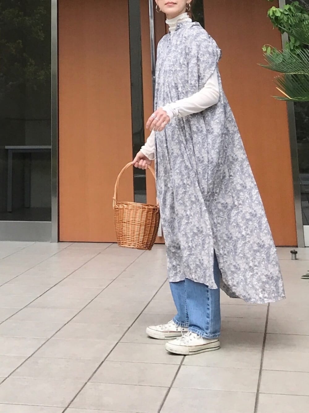 「春夏コーデ、ゆるコーデ、プチプラ、レイヤードスタイル、花柄ワンピース、ロングワンピース、デニムパンツ、かごバッグ、コンバース、白スニーカー」｜「Crisp yoursの【ZOZO限定】フラワーリラックスワンピース（ワンピース、グレー系）」を使った、ＫＲさん（レディース・159cm）の春コーディネートの1枚目の写真