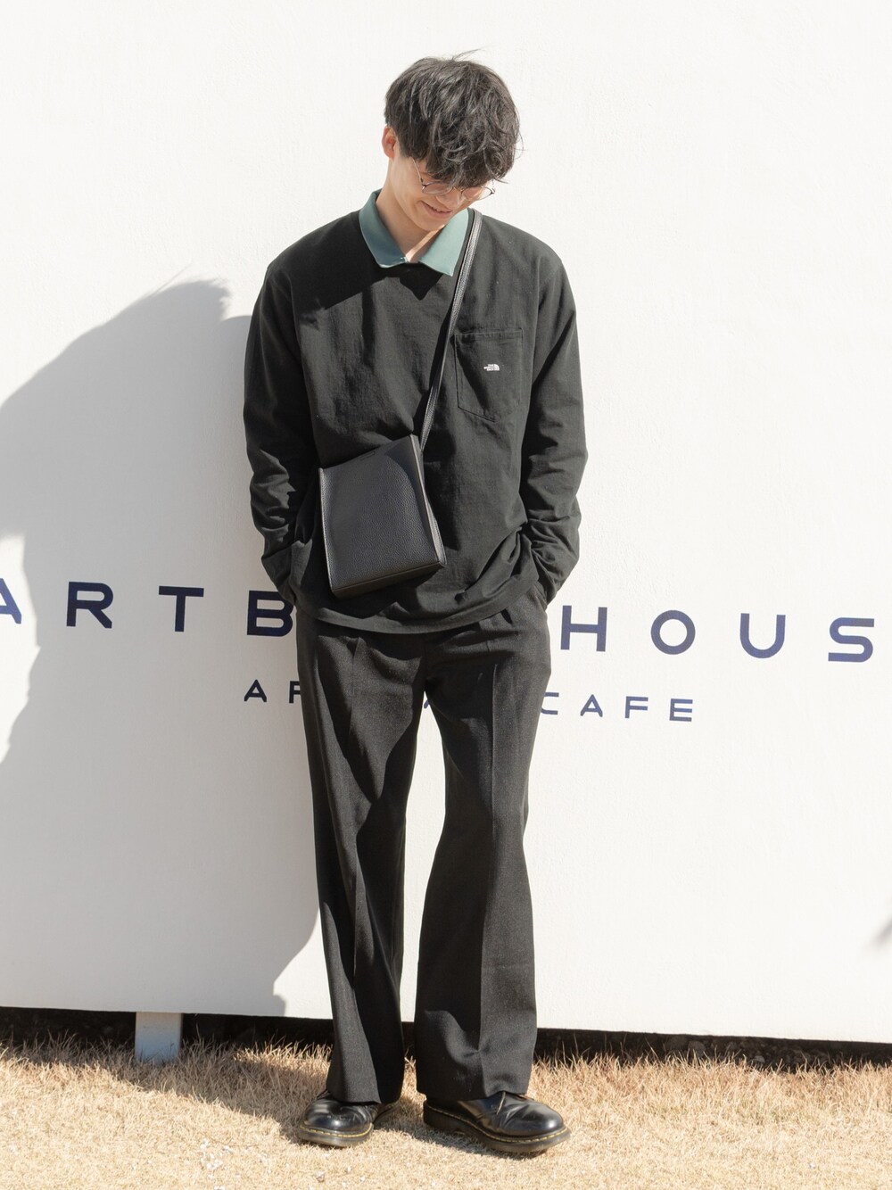 ブラック系のTシャツ/カットソー、ブラック系のショルダーバッグ、グリーン系のシャツ/ブラウスを着用したメンズの冬コーディネートの1枚目の写真