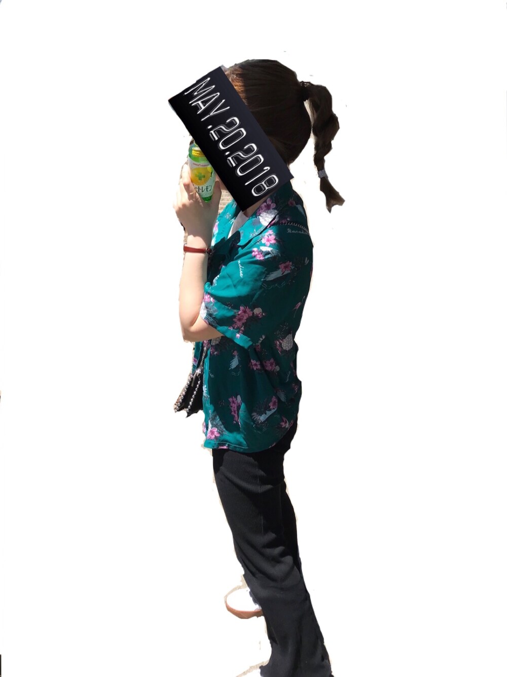 グリーン系のシャツ/ブラウス、ホワイト系のスニーカー、ブラック系のその他パンツを着用したレディースの春コーディネートの1枚目の写真