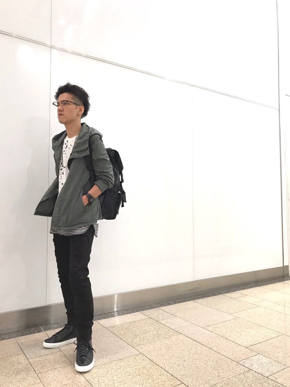 グリーン系のマウンテンパーカー、ホワイト系のTシャツ/カットソー、ホワイト系のタンクトップを着用したメンズの夏コーディネートの1枚目の写真