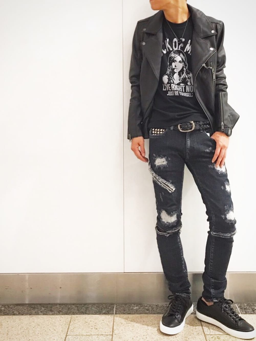 ブラック系のライダースジャケット、ブラック系のスニーカー、ブラック系のベルトを着用したメンズの夏コーディネートの1枚目の写真