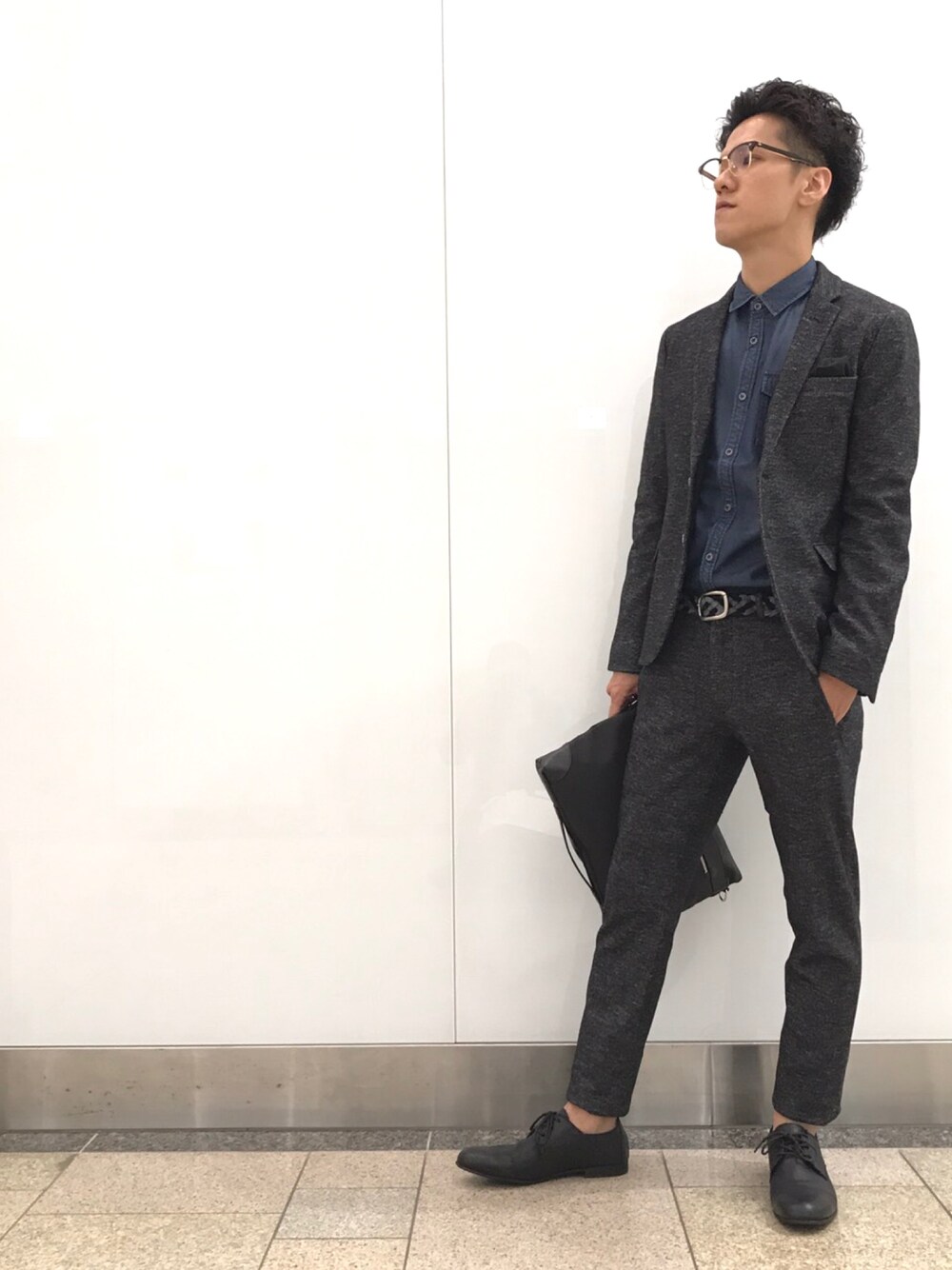 ブラック系のクラッチバッグ、ブラック系のその他シューズ、ブラック系のベルトを着用したメンズの秋コーディネートの1枚目の写真