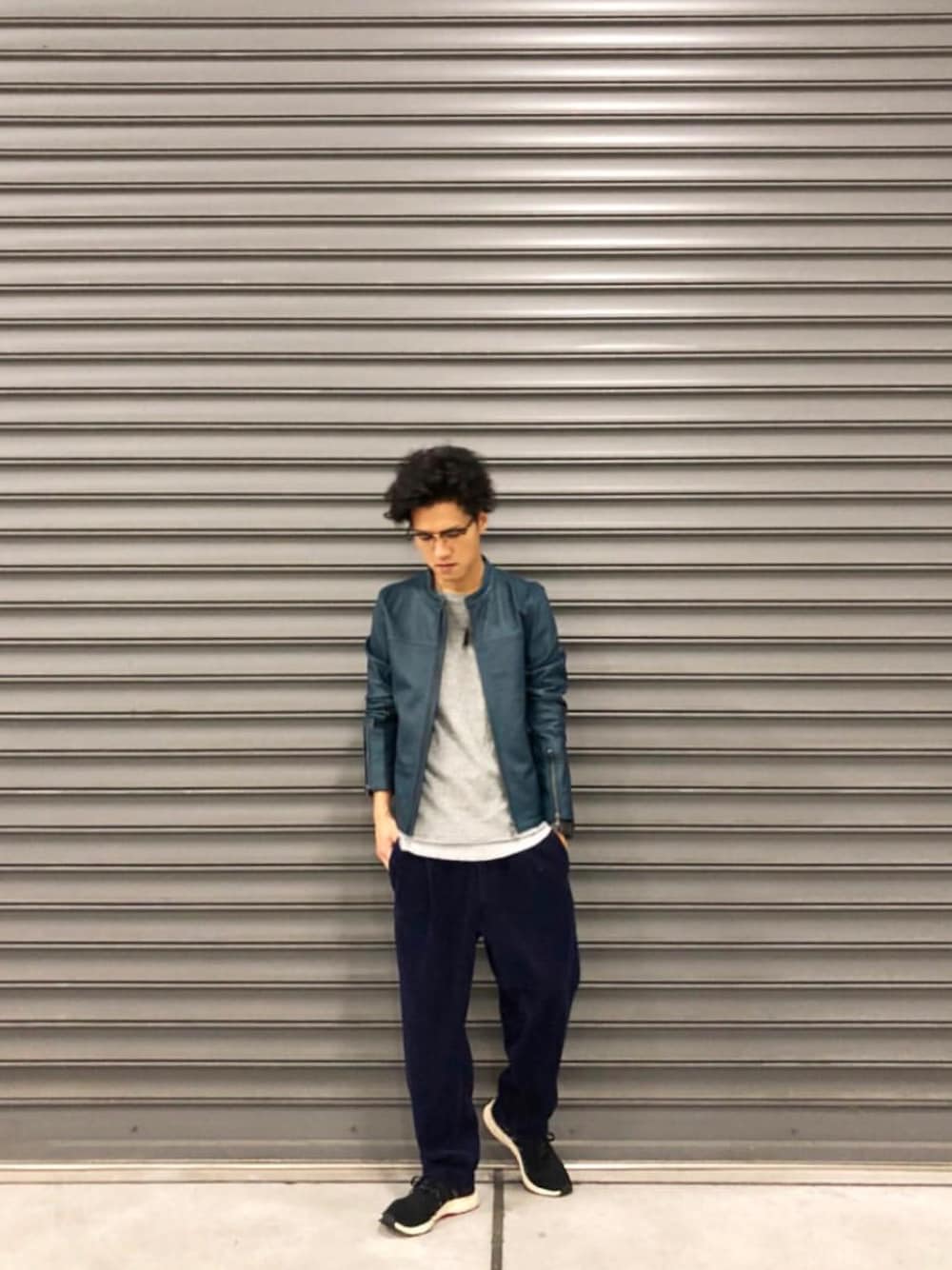 ブルー系のライダースジャケット、ベージュ系のTシャツ/カットソー、ブルー系のその他パンツを着用したメンズの秋コーディネートの1枚目の写真